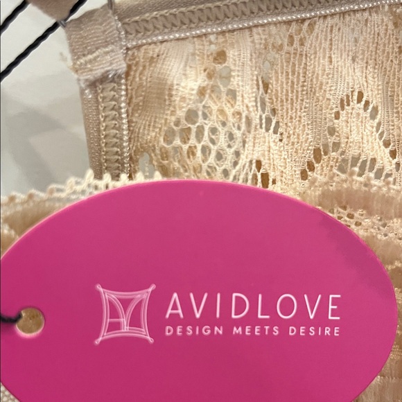 Elegant Lace Bralettes in Cream and White - Picture 2 of 4